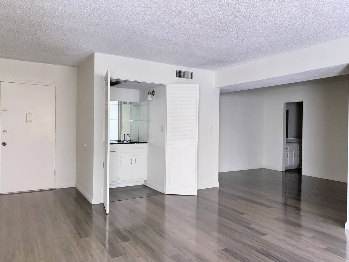 Apartment for rent at 319 S Clark Dr, Los Angeles, CA 90048