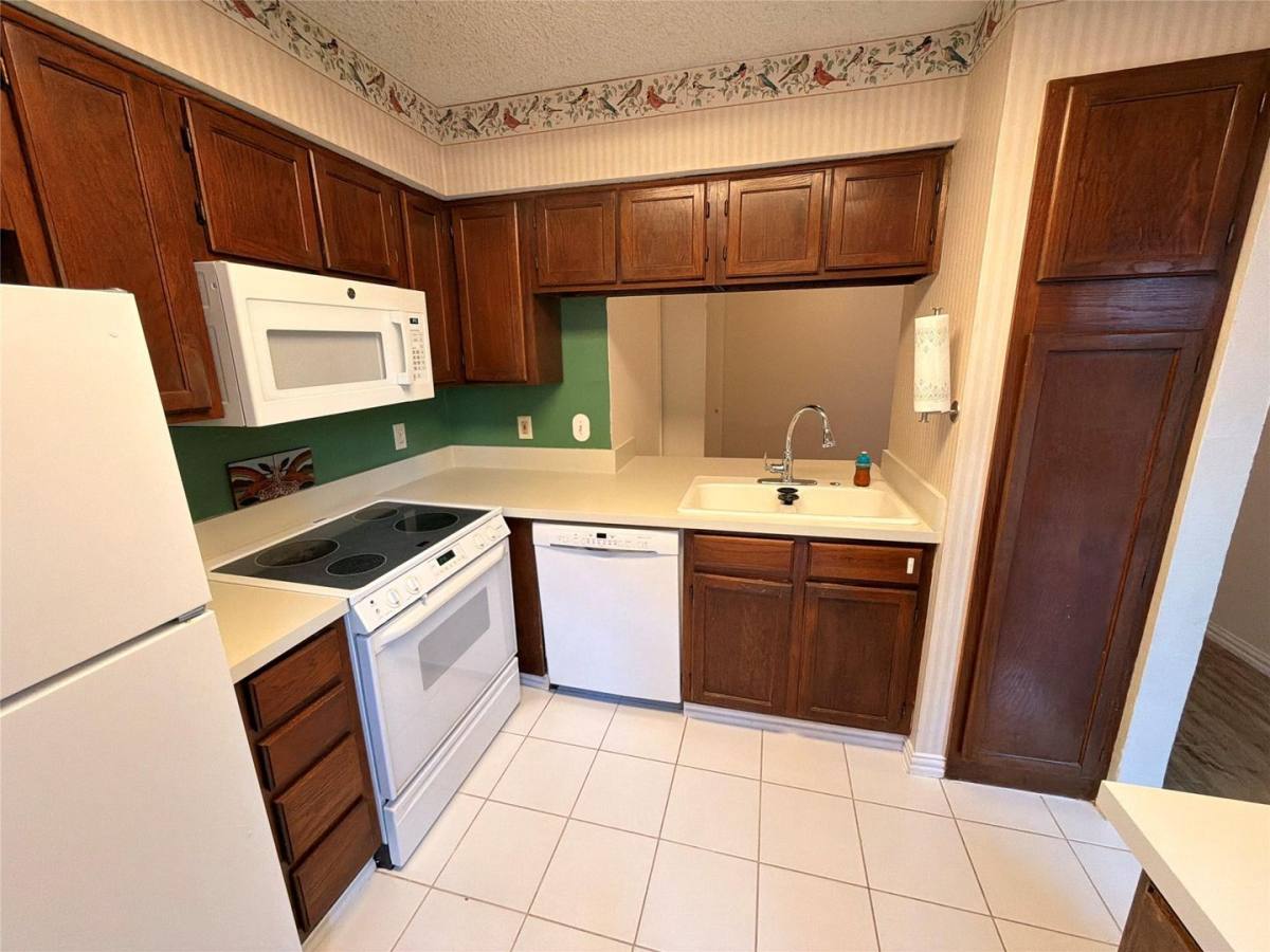 Condo for rent at 2327 Torrington Dr, Arlington, TX 76012