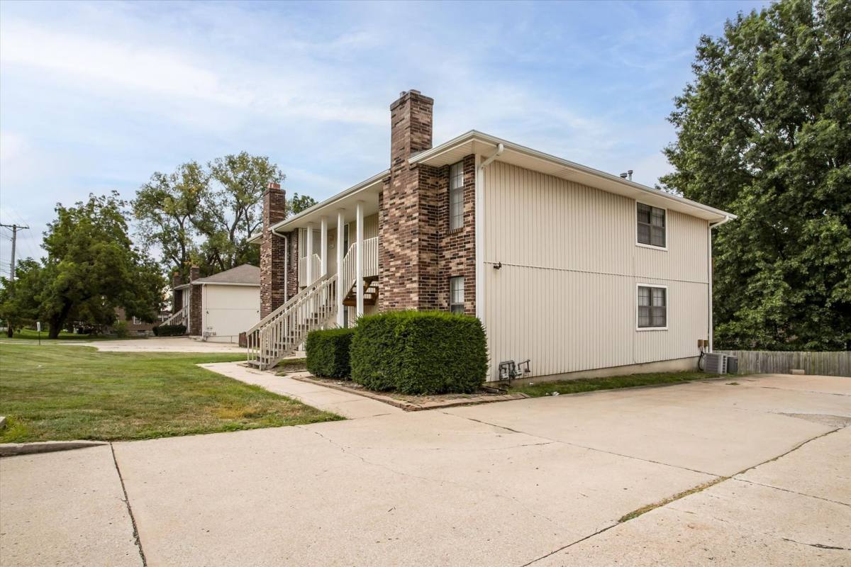 Apartment for rent at 11009 - 11015 Route 350 E, Kansas City, MO 64138