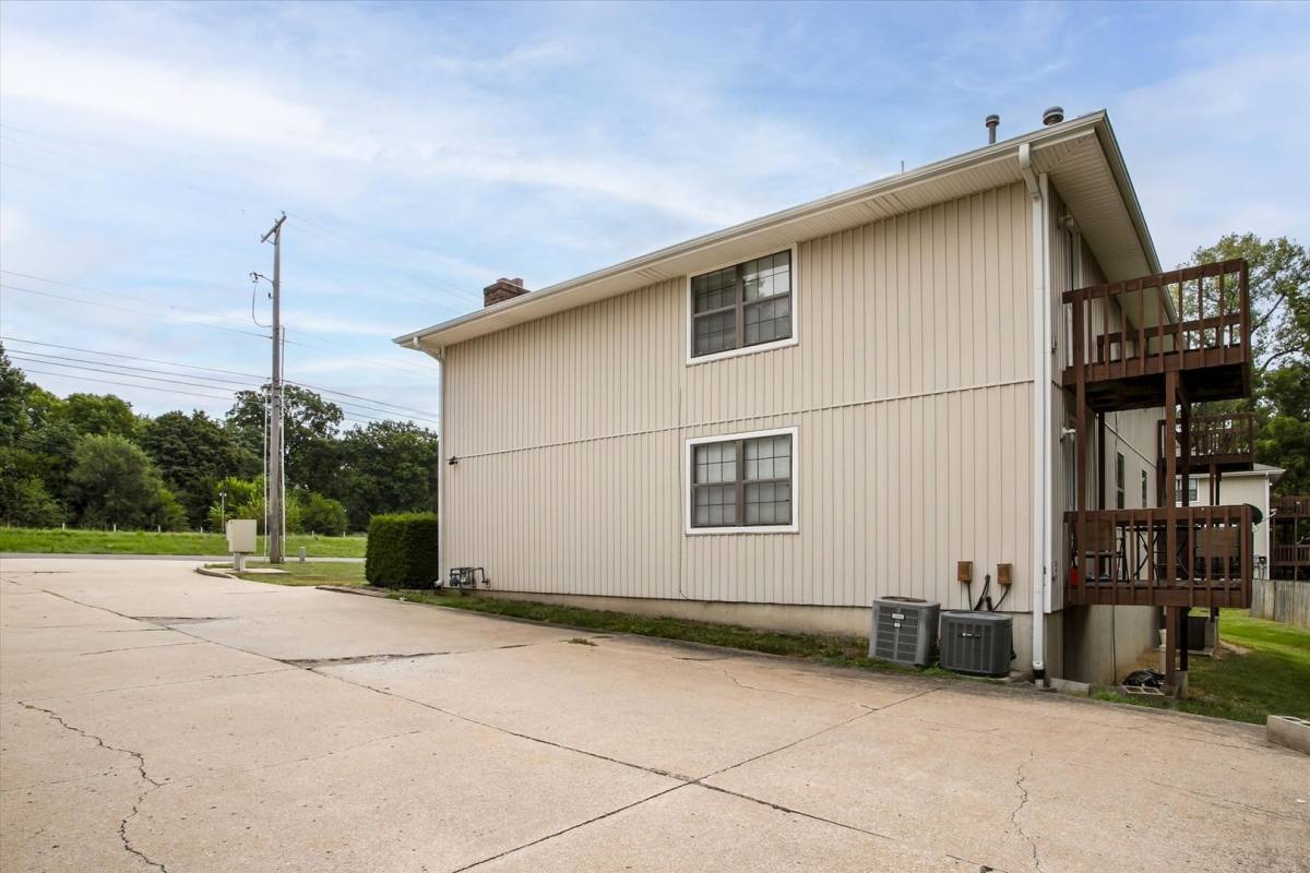Apartment for rent at 11009 - 11015 Route 350 E, Kansas City, MO 64138