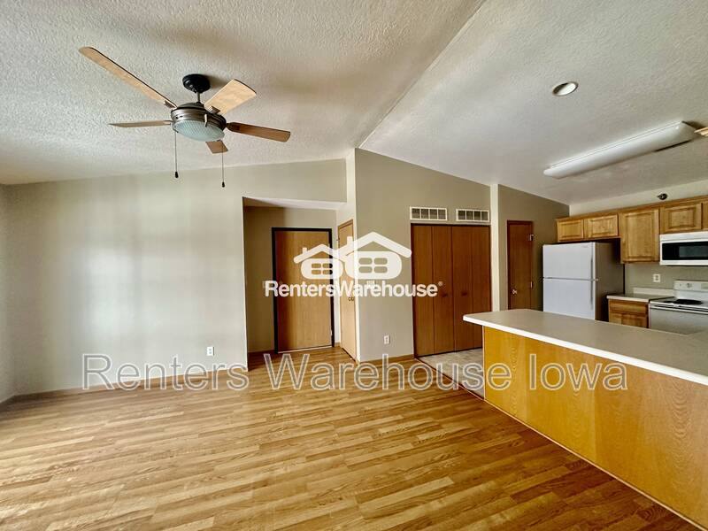 Condo for rent at 5924 Sutton Place #10, Urbandale, IA 50322