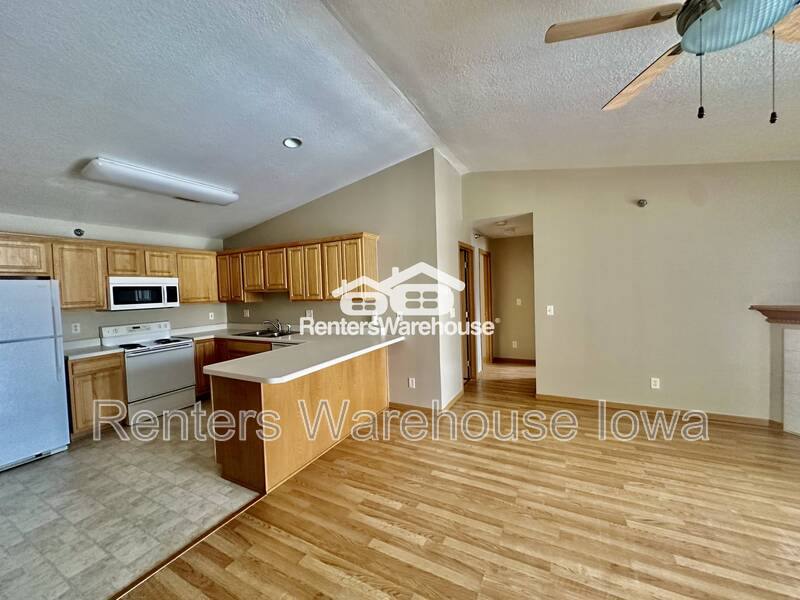 Condo for rent at 5924 Sutton Place #10, Urbandale, IA 50322