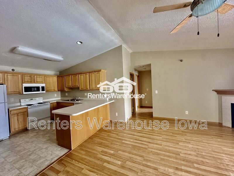 Condo for rent at 5924 Sutton Place #10, Urbandale, IA 50322