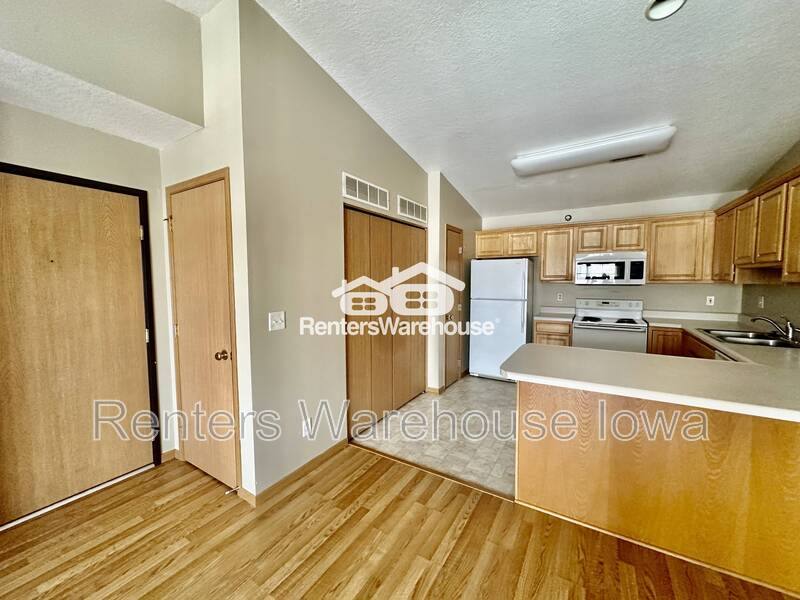 Condo for rent at 5924 Sutton Place #10, Urbandale, IA 50322