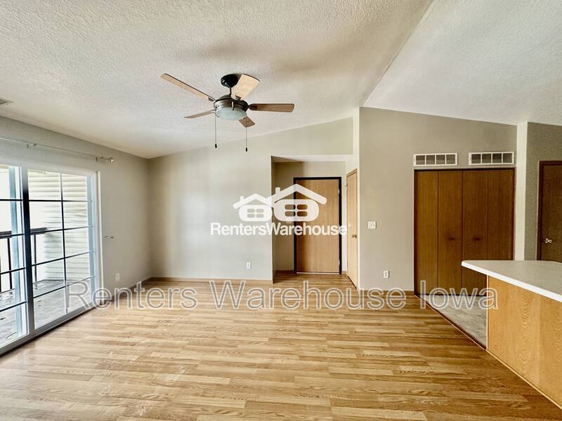 Condo for rent at 5924 Sutton Place #10, Urbandale, IA 50322