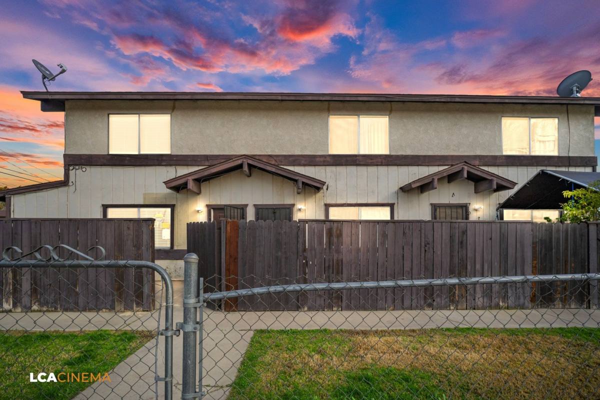Townhouse for rent at 322 Decatur St, Bakersfield, CA 93308