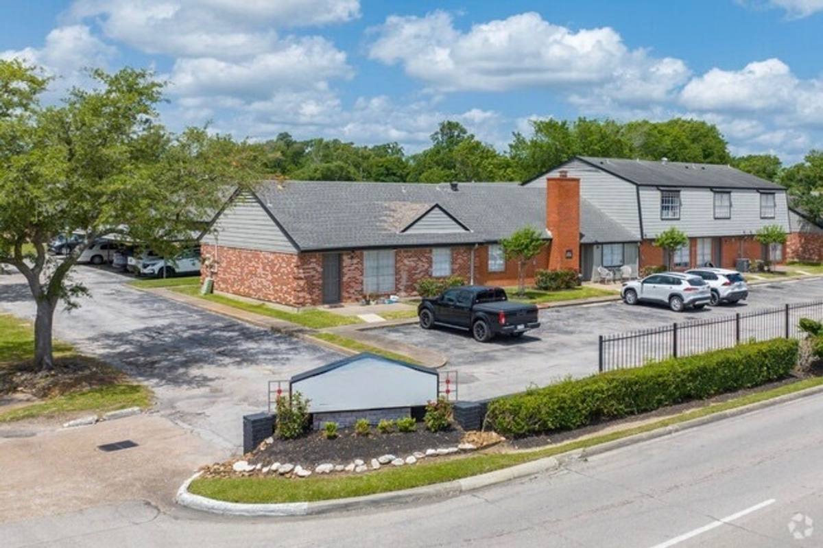 Townhouse for rent at 6550 Lexington Dr, Beaumont, TX 77706