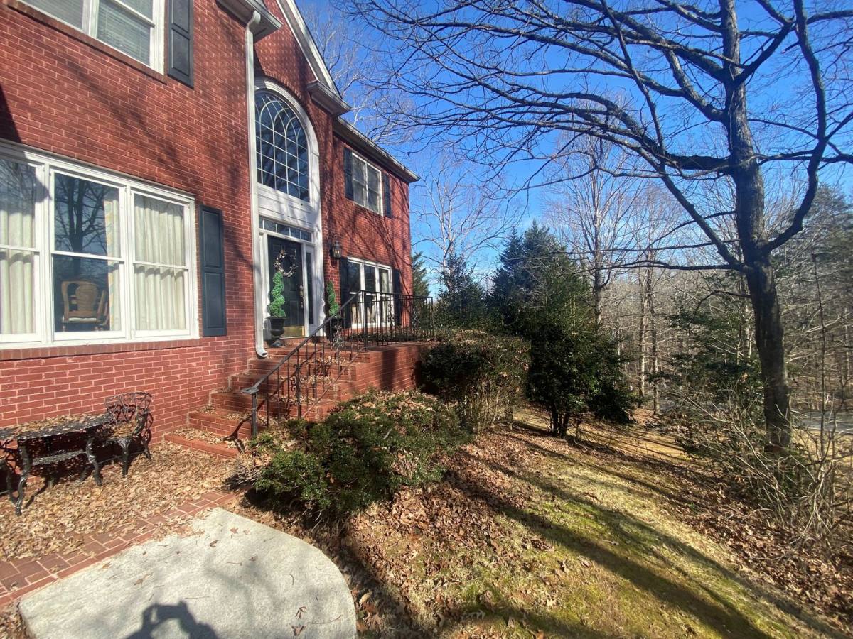 Apartment for rent at 1044 E Lake Dr, Gainesville, GA 30506
