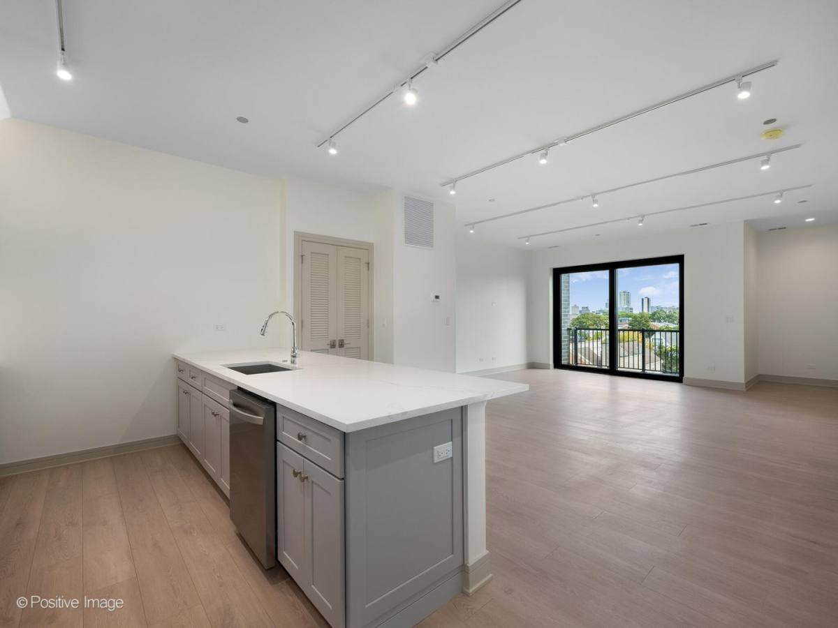 Apartment for rent at 3202 N Racine Ave, Chicago, IL 60657