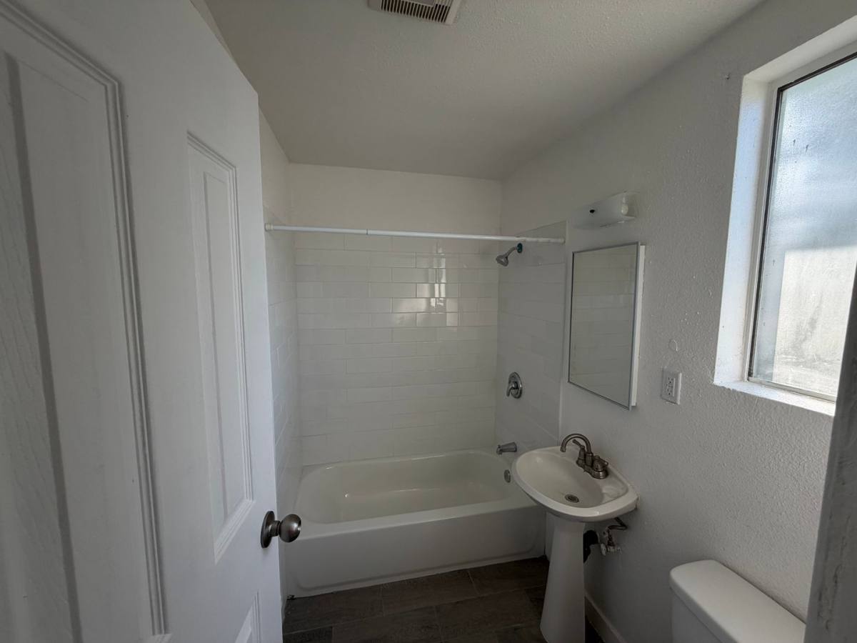 Apartment for rent at 9625 San Gabriel Ave, South Gate, CA 90280