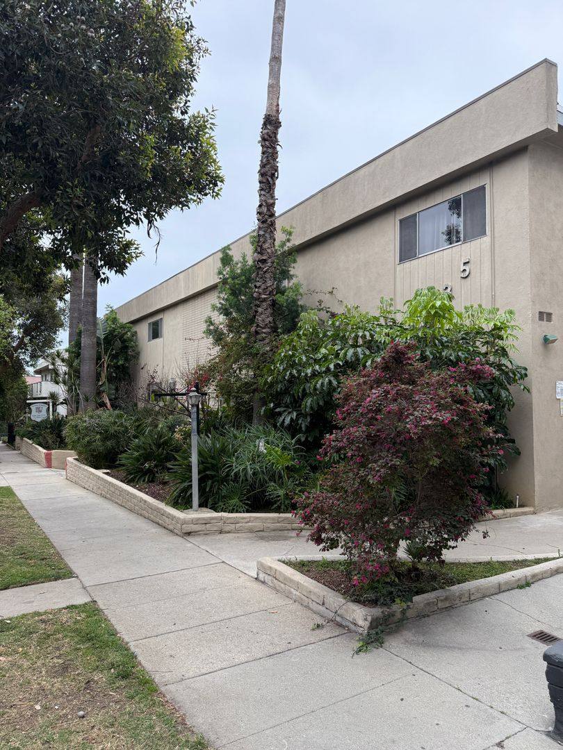 Apartment for rent at 1031-1035 N Harper Ave, Los Angeles, CA 90046
