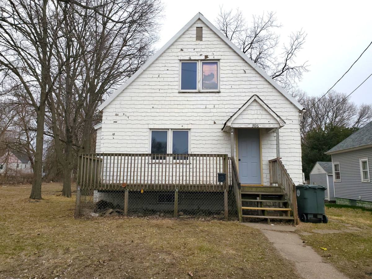 House for rent at 306 Charles St, Waterloo, IA 50703