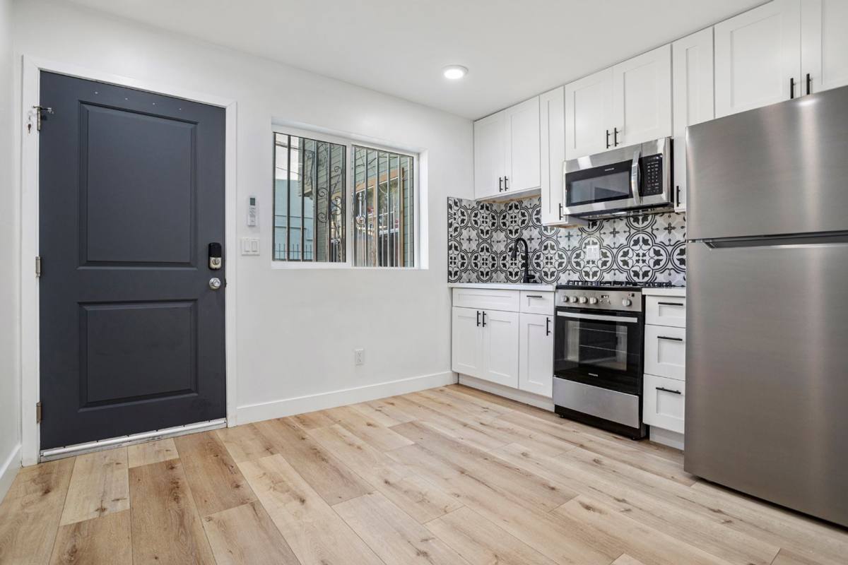 Apartment for rent at 1137 W 29th St, Los Angeles, CA 90007