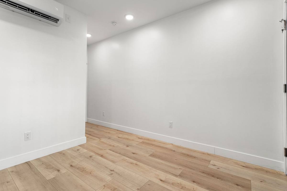 Apartment for rent at 1137 W 29th St, Los Angeles, CA 90007