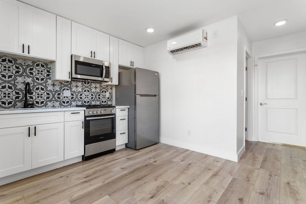 Apartment for rent at 1137 W 29th St, Los Angeles, CA 90007