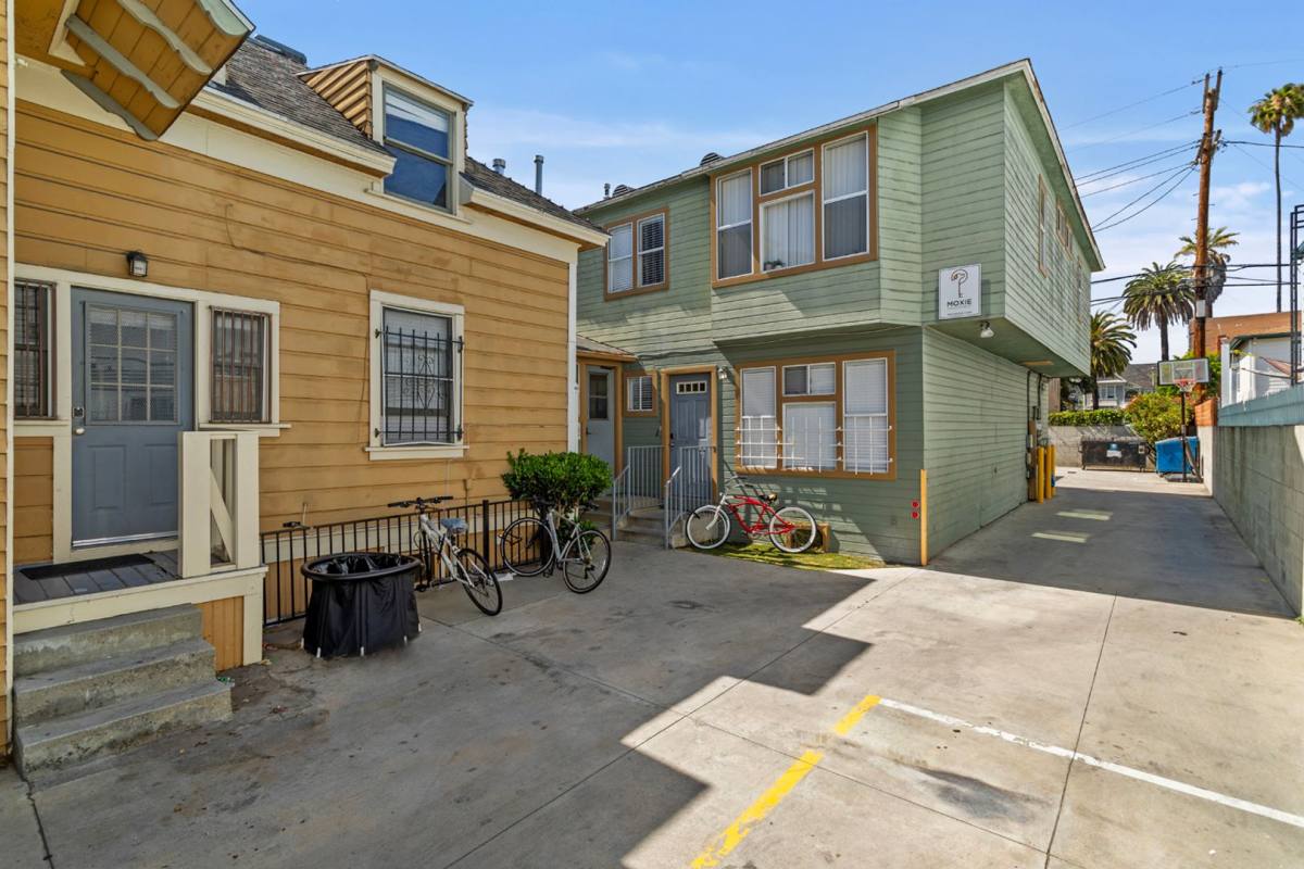Apartment for rent at 1137 W 29th St, Los Angeles, CA 90007