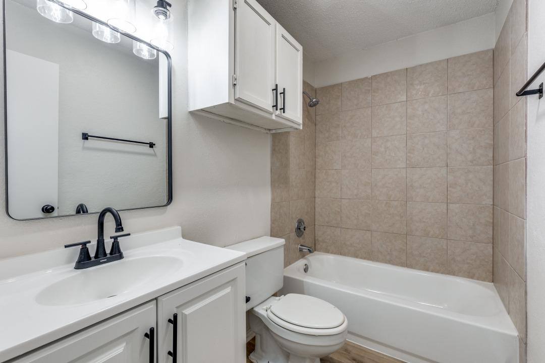 Townhouse for rent at 418 S Las Vegas Trail #1, Fort Worth, TX 76108