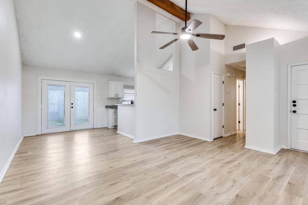 Townhouse for rent at 418 S Las Vegas Trail #1, Fort Worth, TX 76108