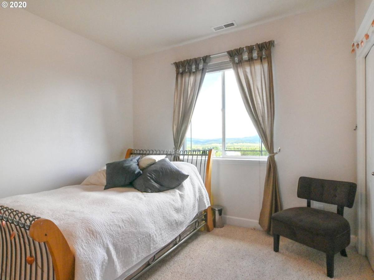 House for rent at 795 Queens Ave #BEST View In Town, Creswell, OR 97426