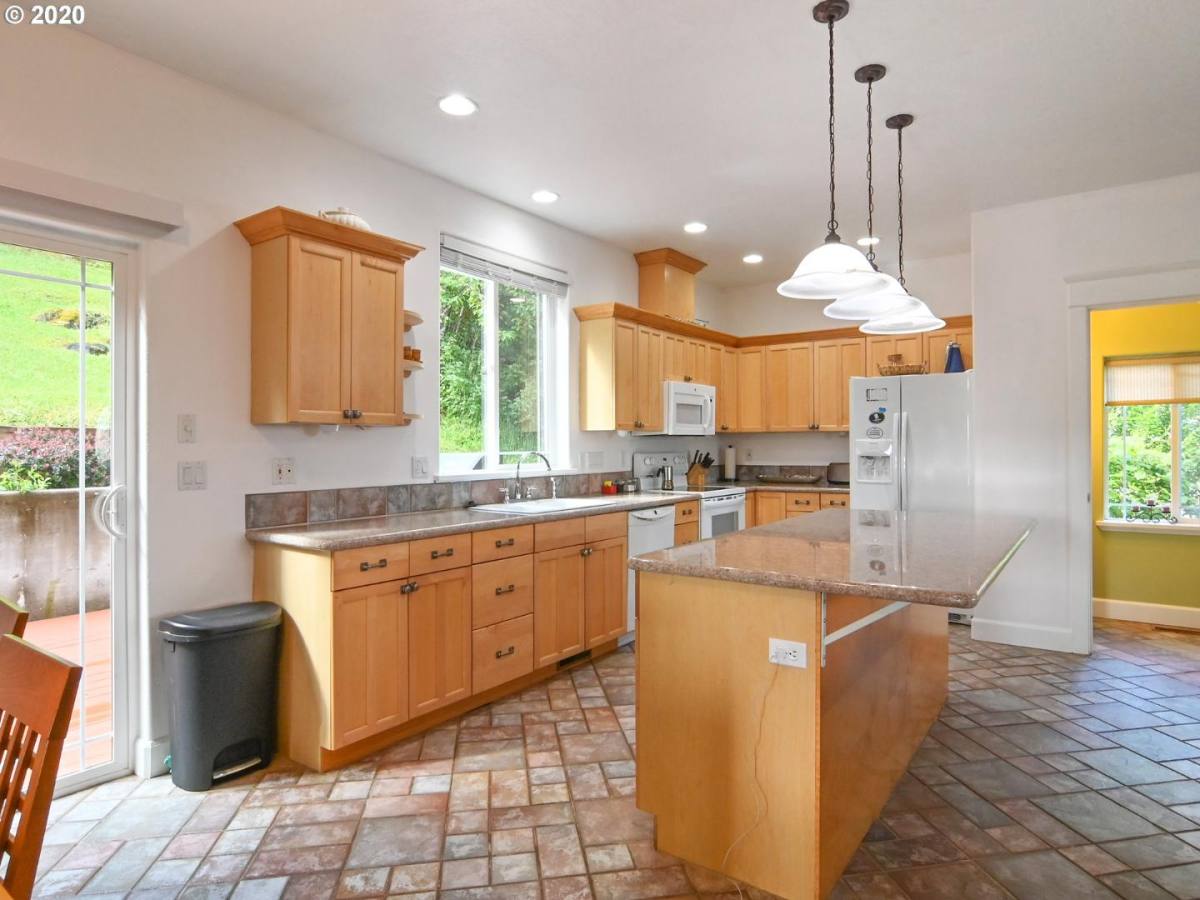 House for rent at 795 Queens Ave #BEST View In Town, Creswell, OR 97426