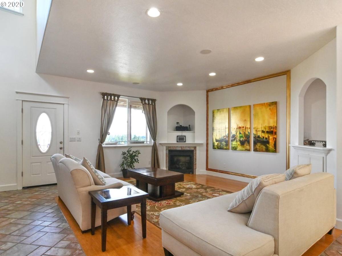 House for rent at 795 Queens Ave #BEST View In Town, Creswell, OR 97426