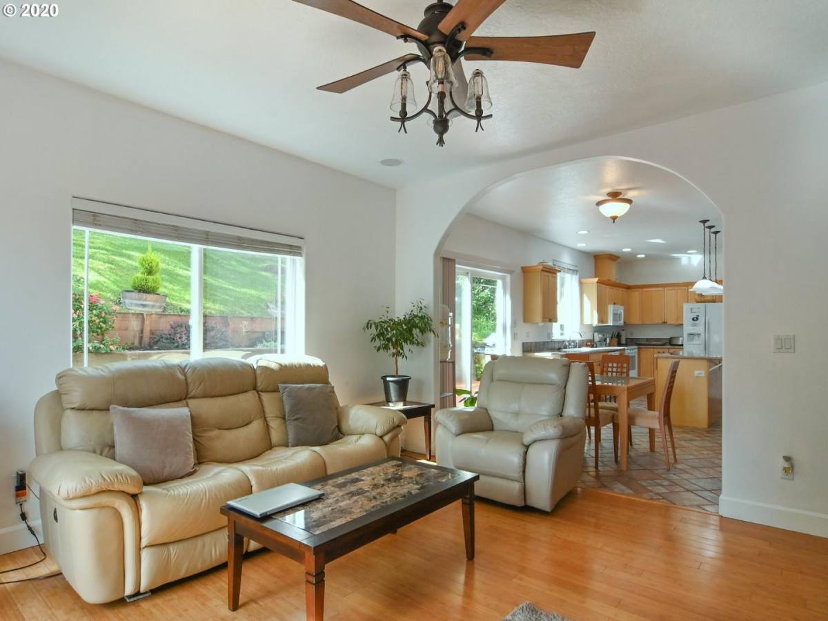 House for rent at 795 Queens Ave #BEST View In Town, Creswell, OR 97426