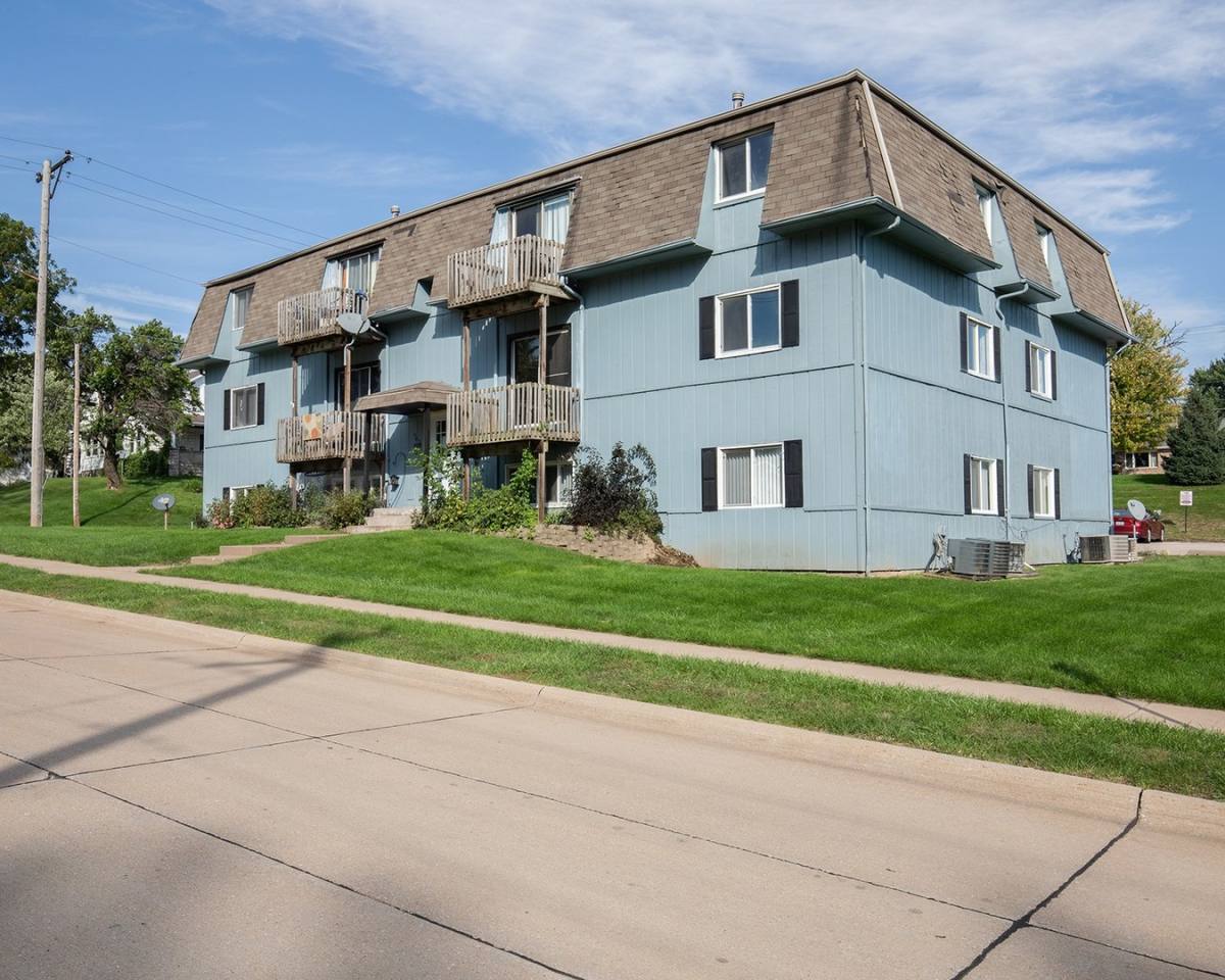 Apartment for rent at 905 17th St, Bettendorf, IA 52722