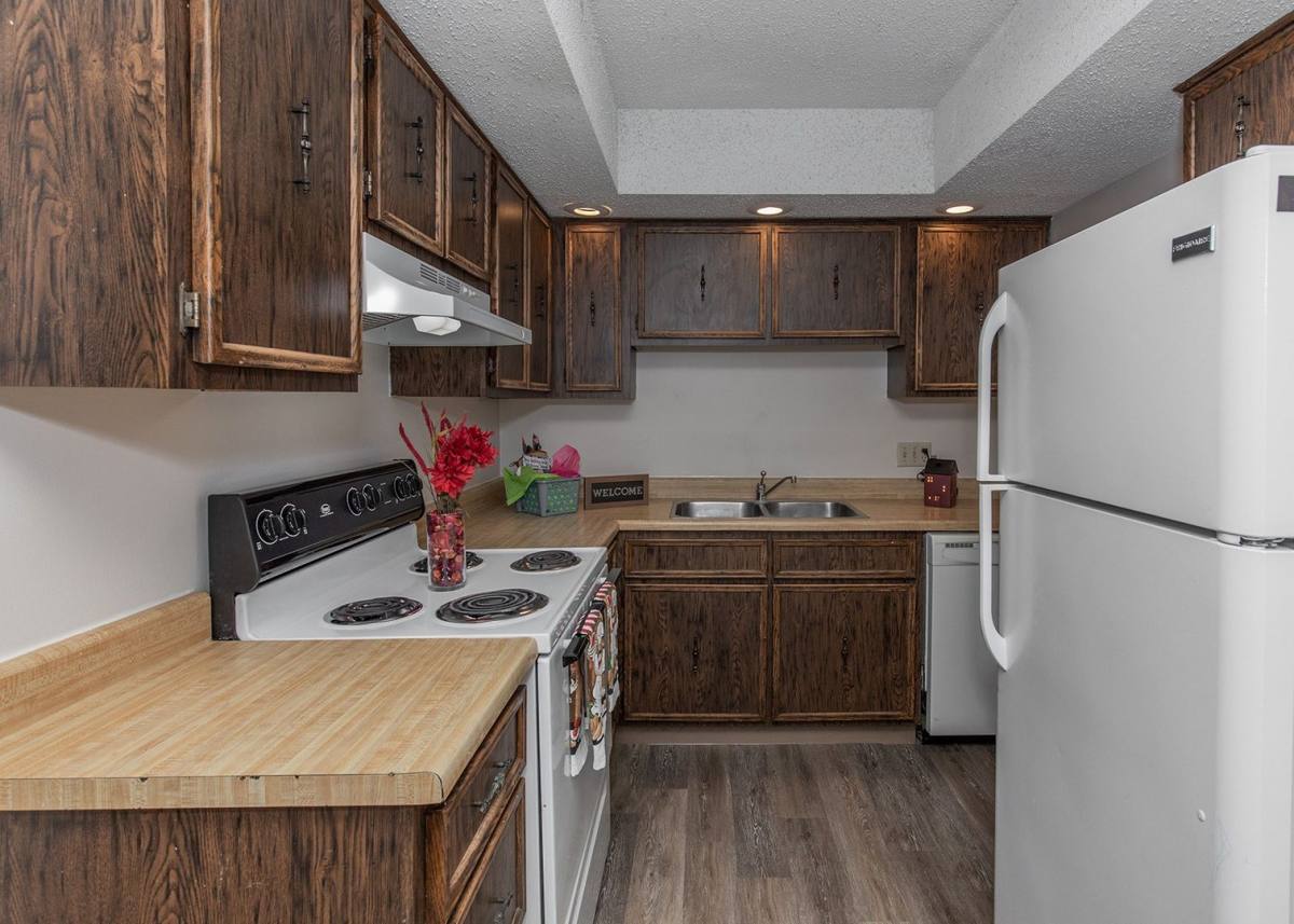 Apartment for rent at 905 17th St, Bettendorf, IA 52722