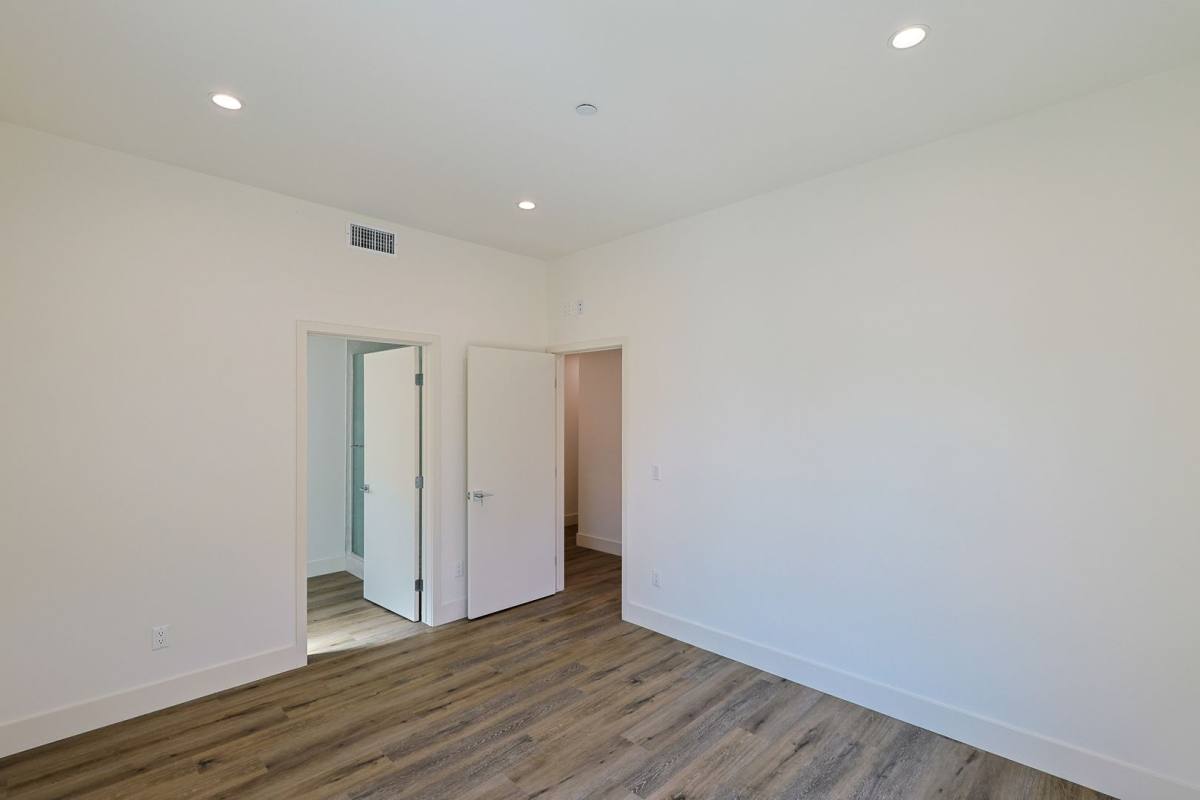 Apartment for rent at 2616 Wellington Rd, Los Angeles, CA 90016