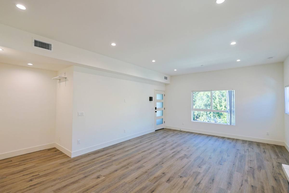 Apartment for rent at 2616 Wellington Rd, Los Angeles, CA 90016