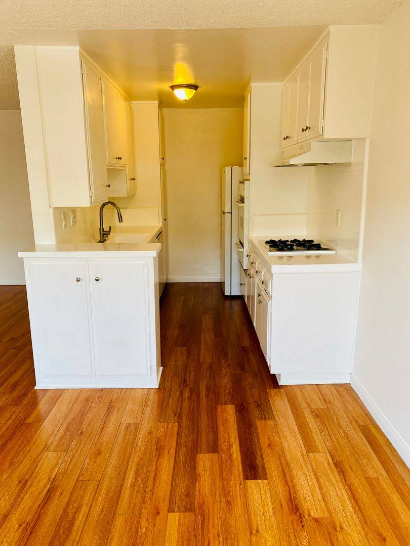 Apartment for rent at 7010 Lanewood Ave, Los Angeles, CA 90028