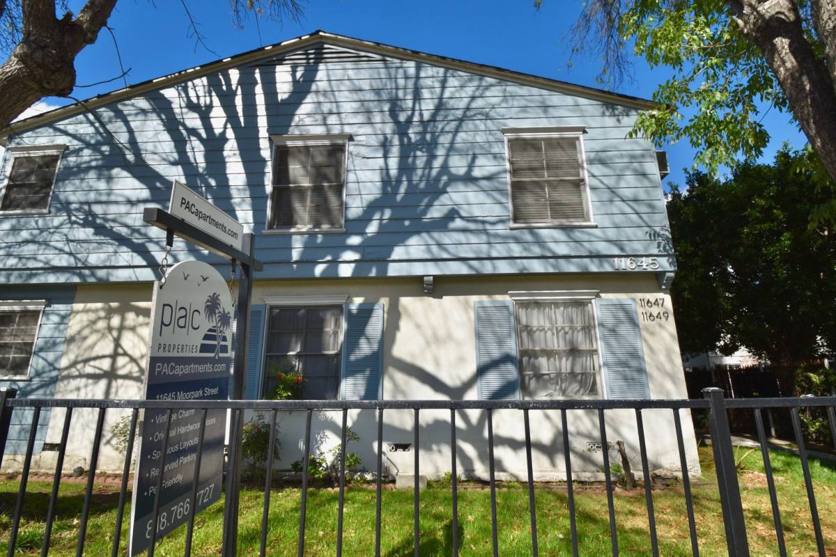 Apartment for rent at 11645 Moorpark St, North Hollywood, CA 91602