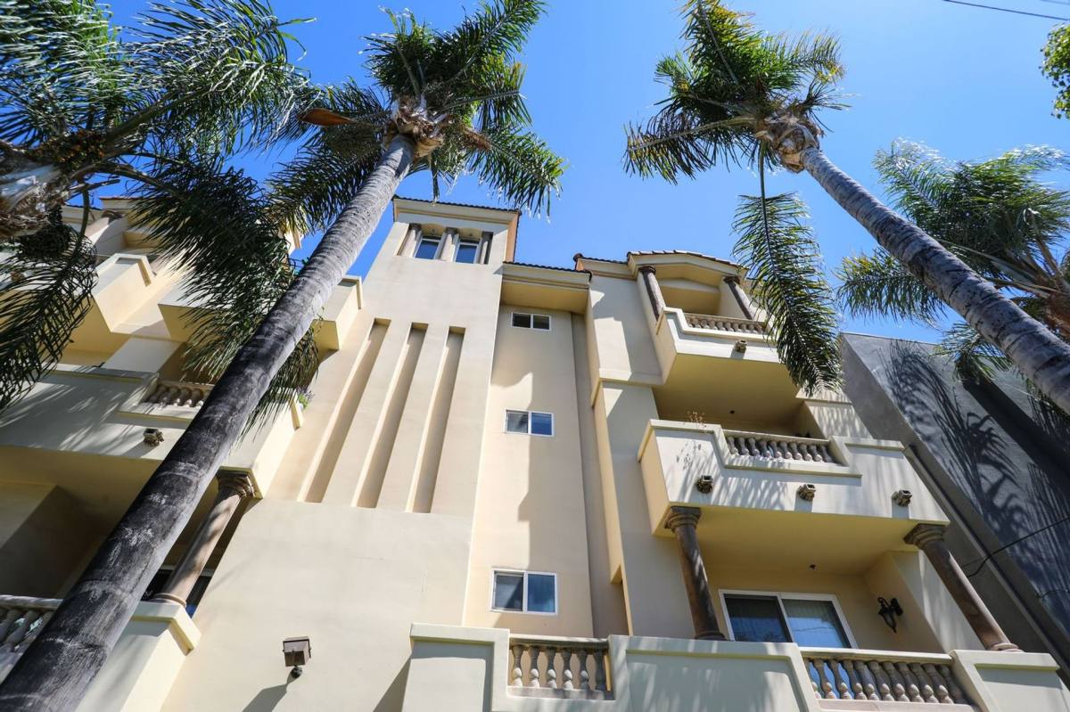 Apartment for rent at 11321 Moorpark St, North Hollywood, CA 91602