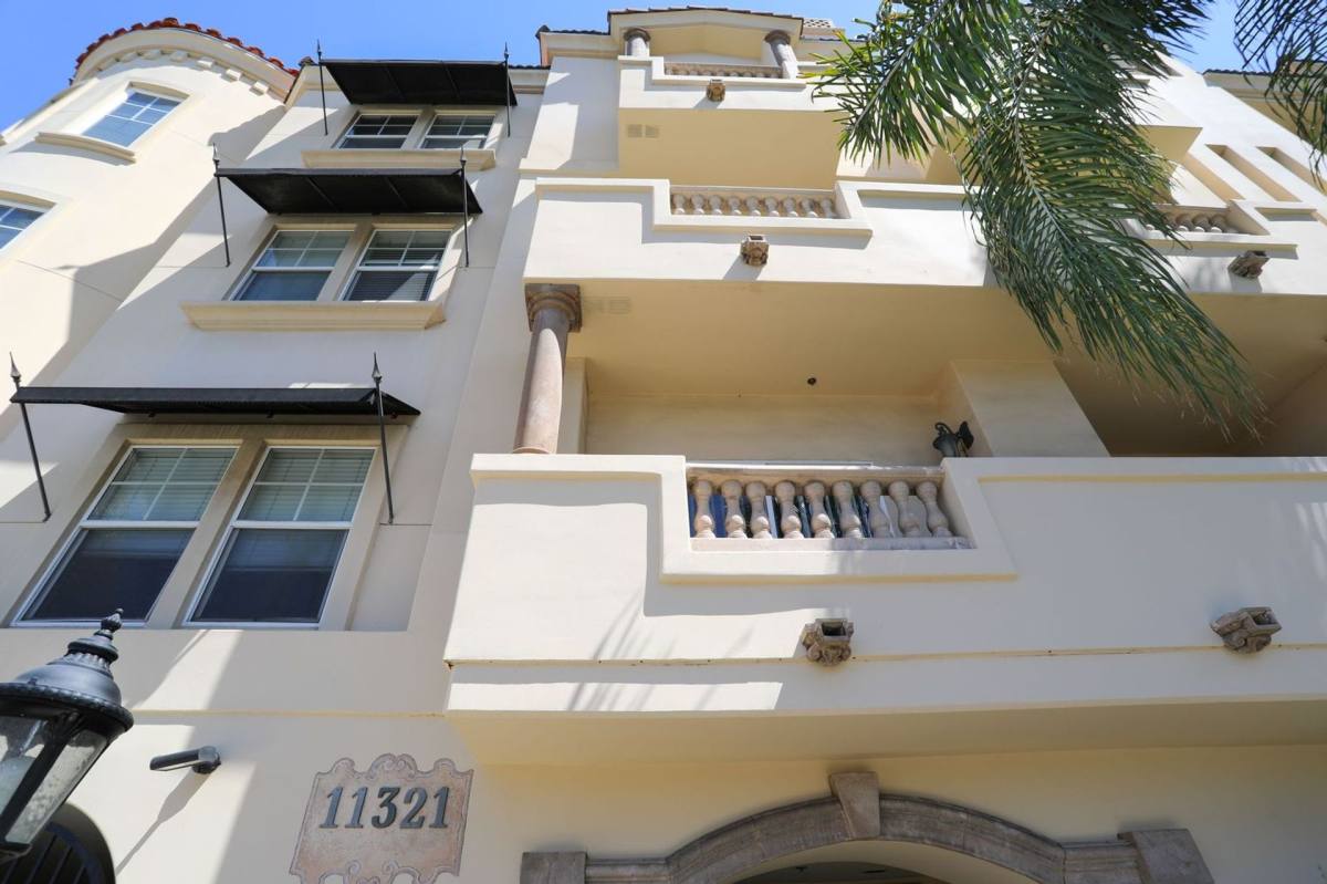 Apartment for rent at 11321 Moorpark St, North Hollywood, CA 91602