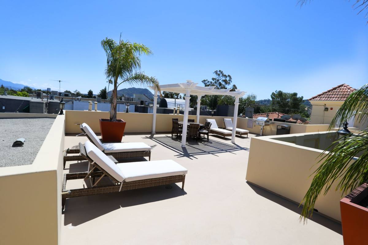 Apartment for rent at 11321 Moorpark St, North Hollywood, CA 91602