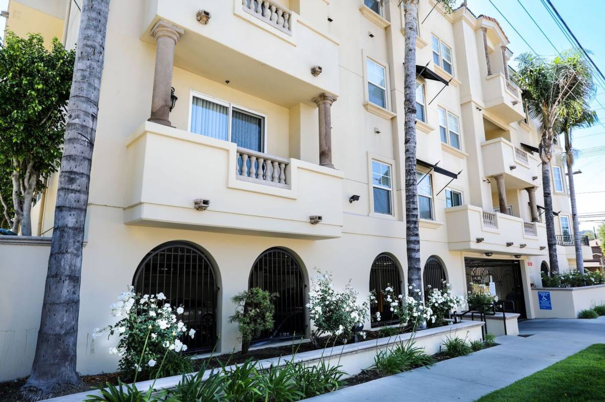 Apartment for rent at 11321 Moorpark St, North Hollywood, CA 91602