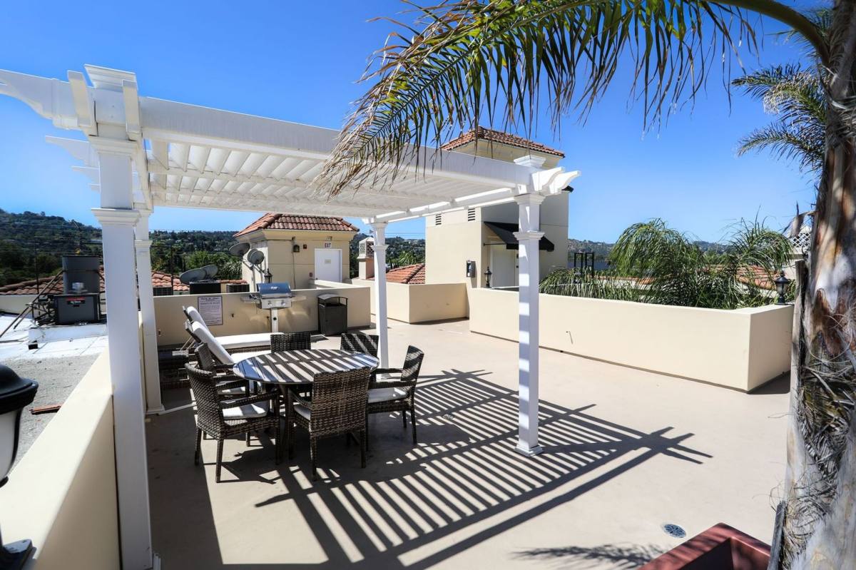 Apartment for rent at 11321 Moorpark St, North Hollywood, CA 91602