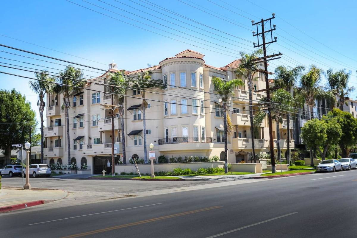 Apartment for rent at 11321 Moorpark St, North Hollywood, CA 91602