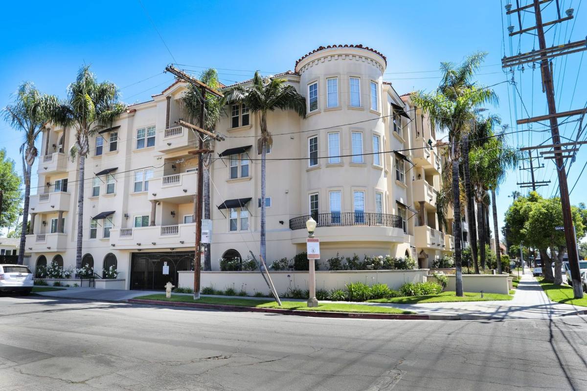 Apartment for rent at 11321 Moorpark St, North Hollywood, CA 91602