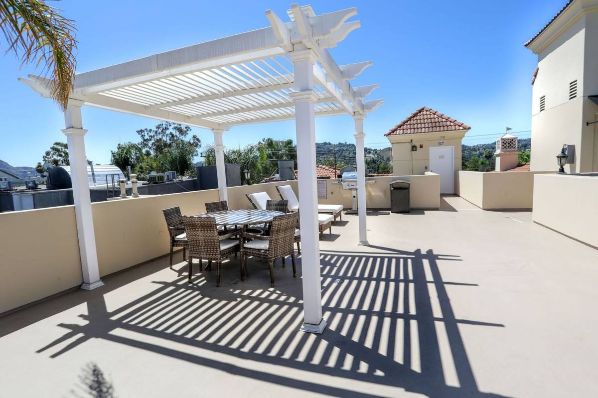 Apartment for rent at 11321 Moorpark St, North Hollywood, CA 91602