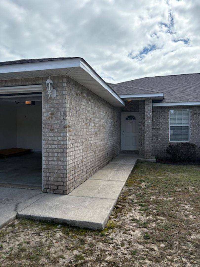 House for rent at 1833 Sundown Dr, Navarre, FL 32566
