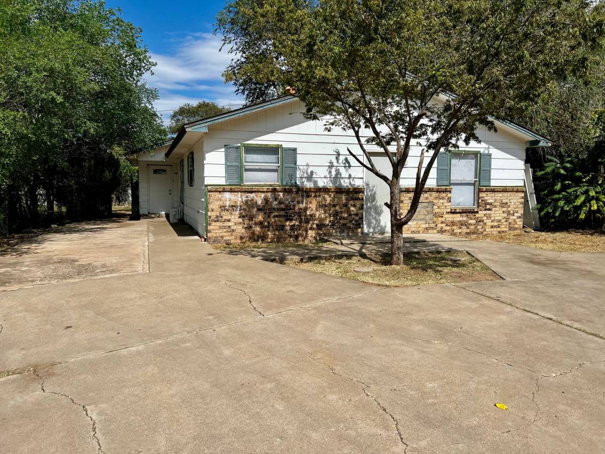 Townhouse for rent at 2122 21st St, Lubbock, TX 79411