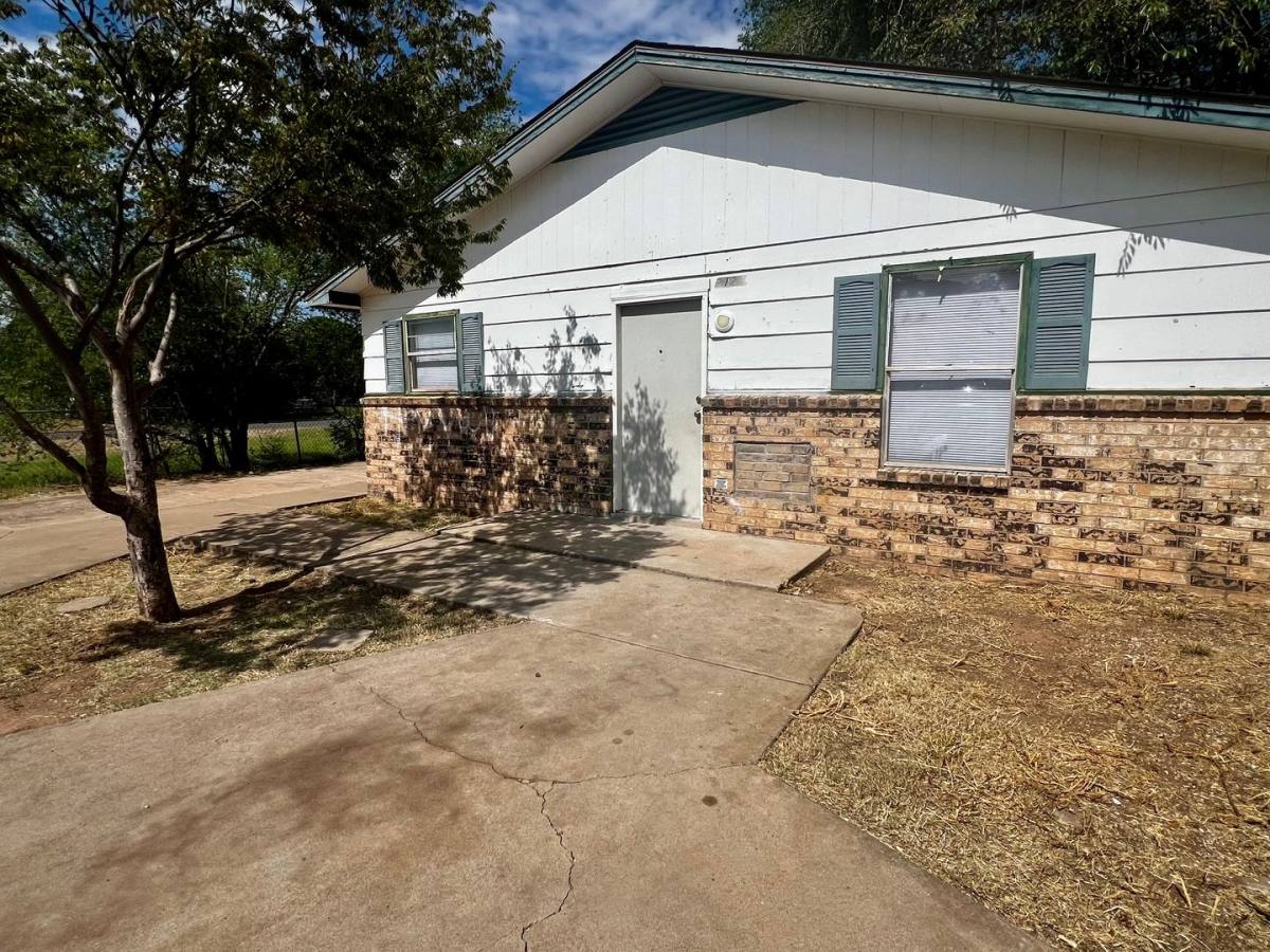 Townhouse for rent at 2122 21st St, Lubbock, TX 79411
