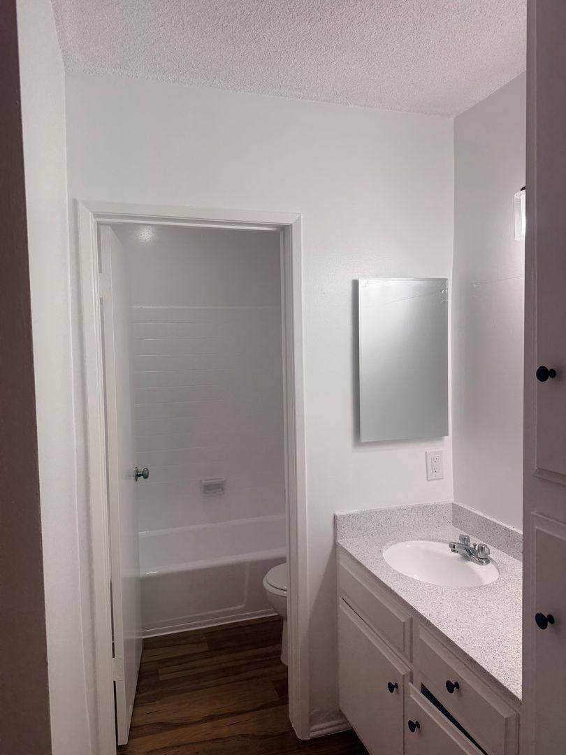 Apartment for rent at 241 Redondo Ave, Long Beach, CA 90803