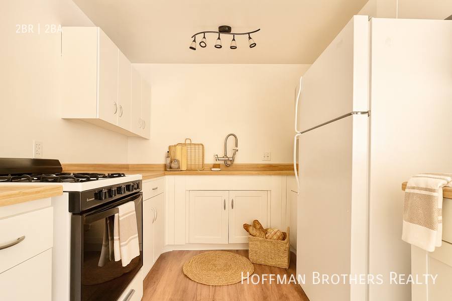 Apartment for rent at 11950 Laurelwood Dr #1, Studio City, CA 91604