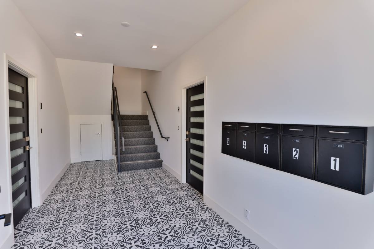 Apartment for rent at 5536 Lexington Ave, Los Angeles, CA 90038