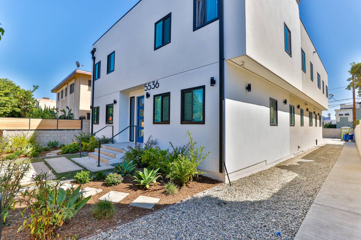 Apartment for rent at 5536 Lexington Ave, Los Angeles, CA 90038