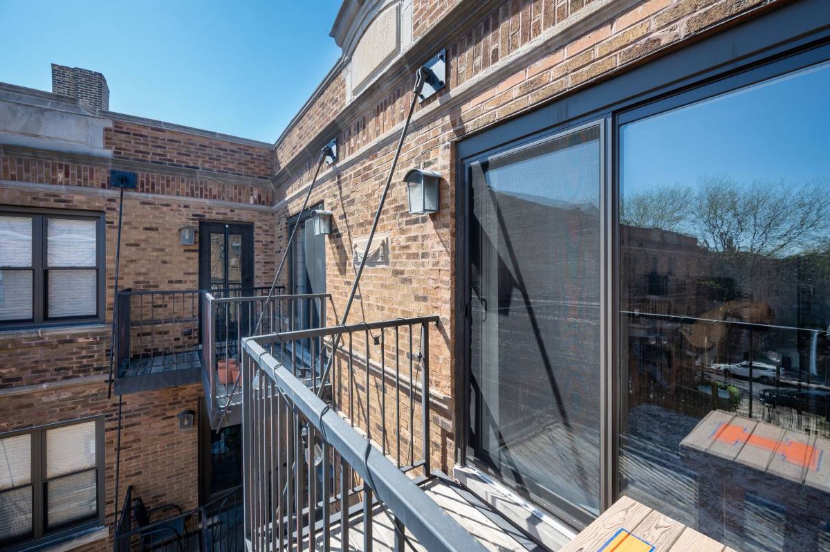 Apartment for rent at 920 W Oakdale Ave, Chicago, IL 60657
