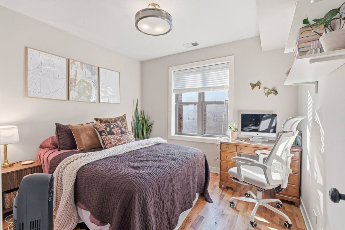 Apartment for rent at 920 W Oakdale Ave, Chicago, IL 60657