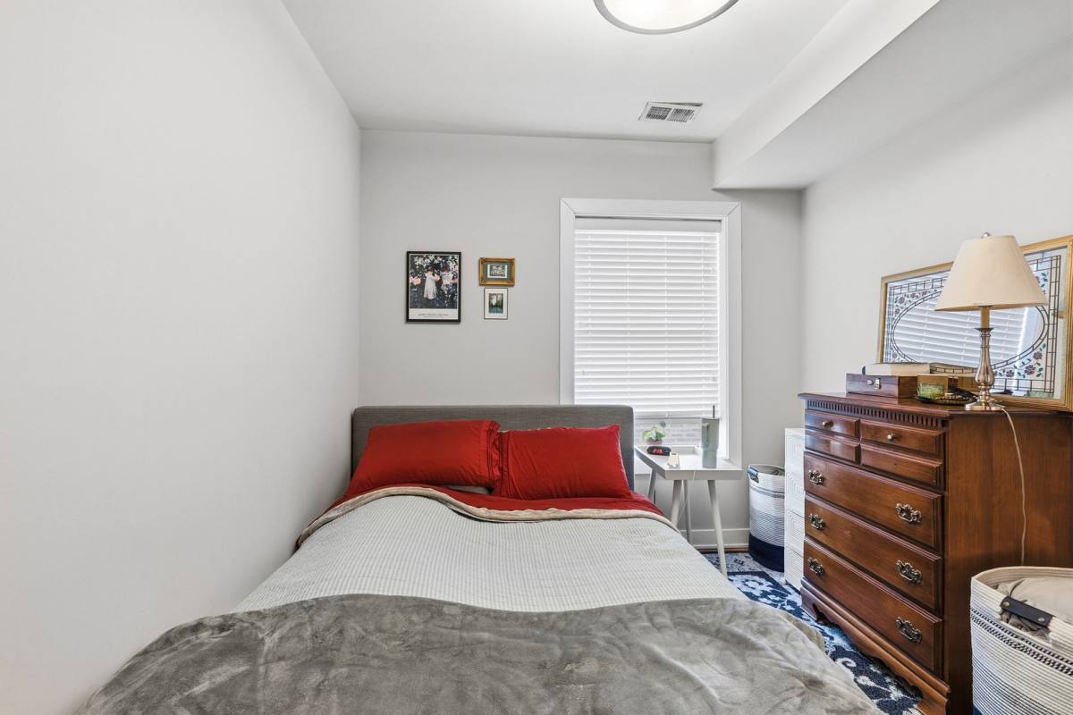 Apartment for rent at 920 W Oakdale Ave, Chicago, IL 60657